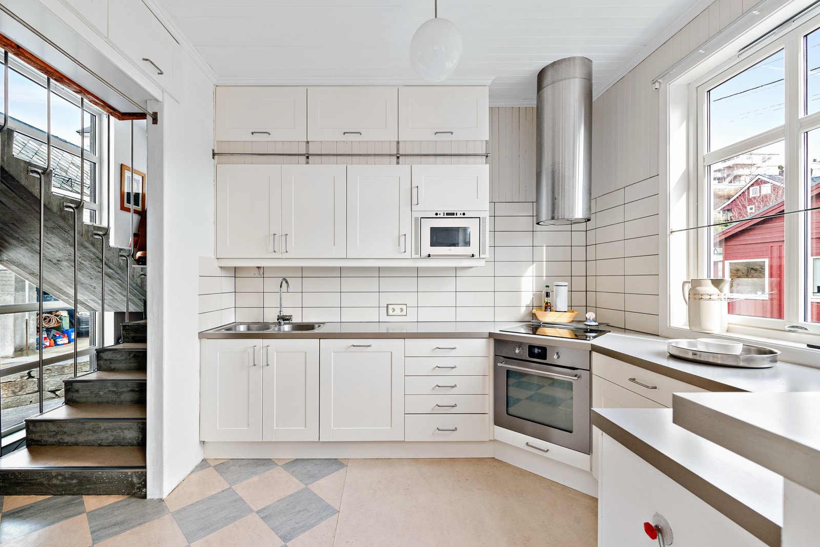 Kjøkkenetinnredningen er fra IKEA og ble satt opp i 2006. Galleribilde