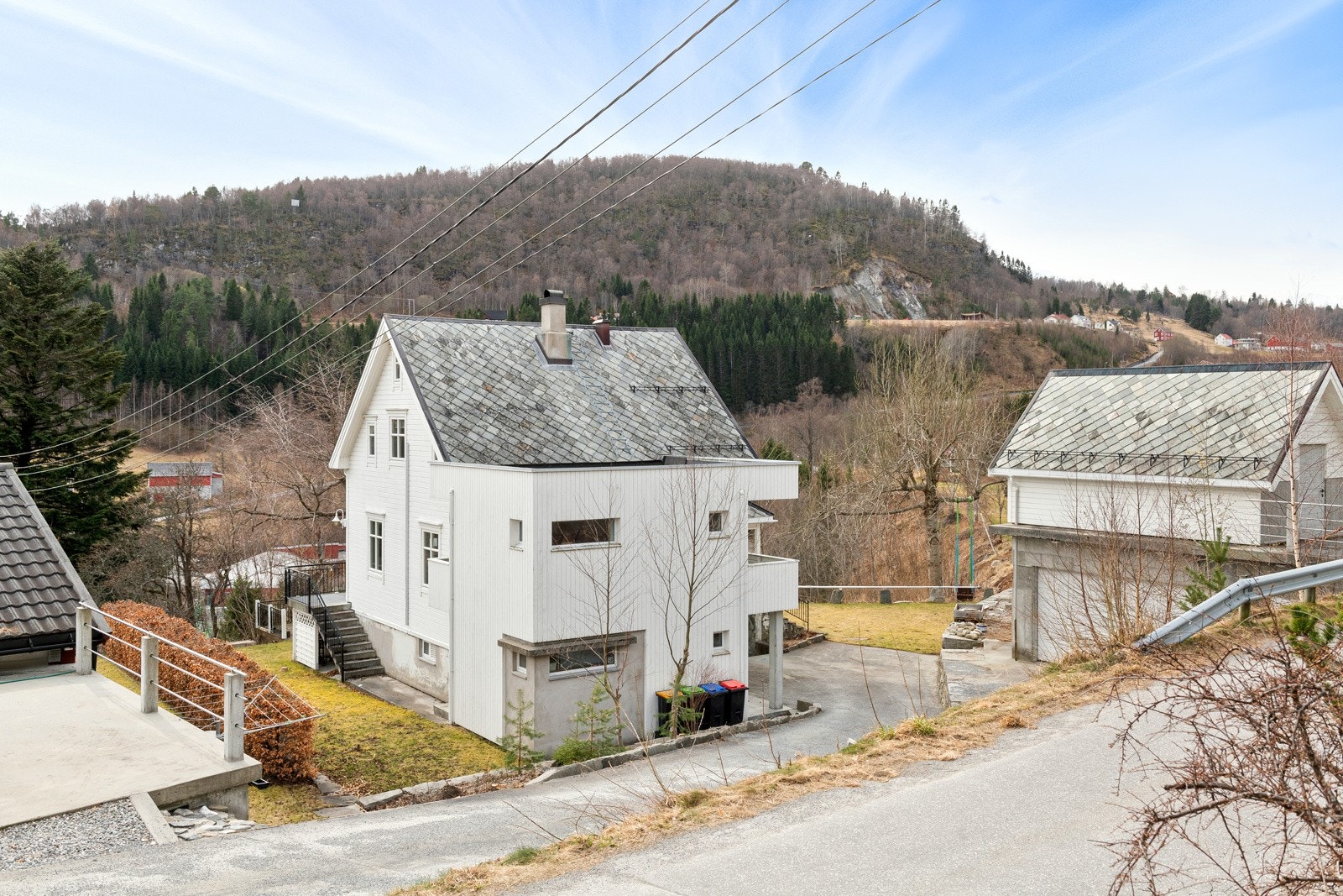 Her ser vi innkjørselen ned til huset og til garasjen. Galleribilde