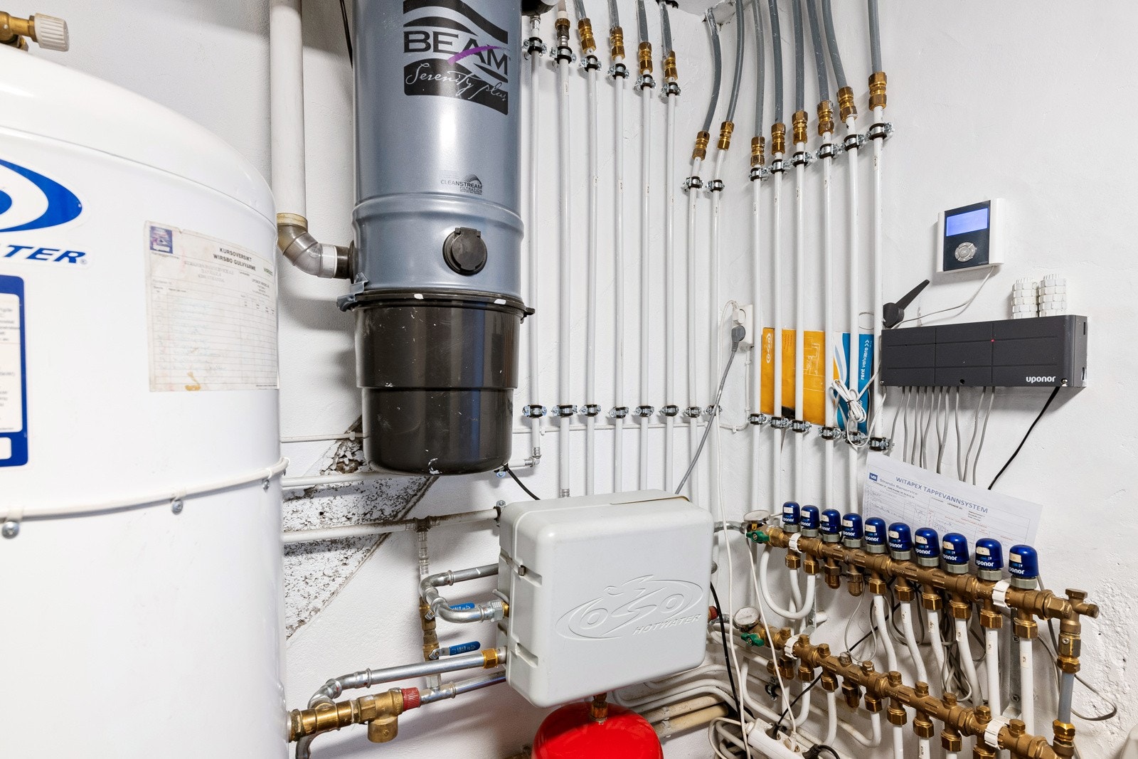 Teknisk rom med opplegg for den vannbårne varmen blant annet. Galleribilde