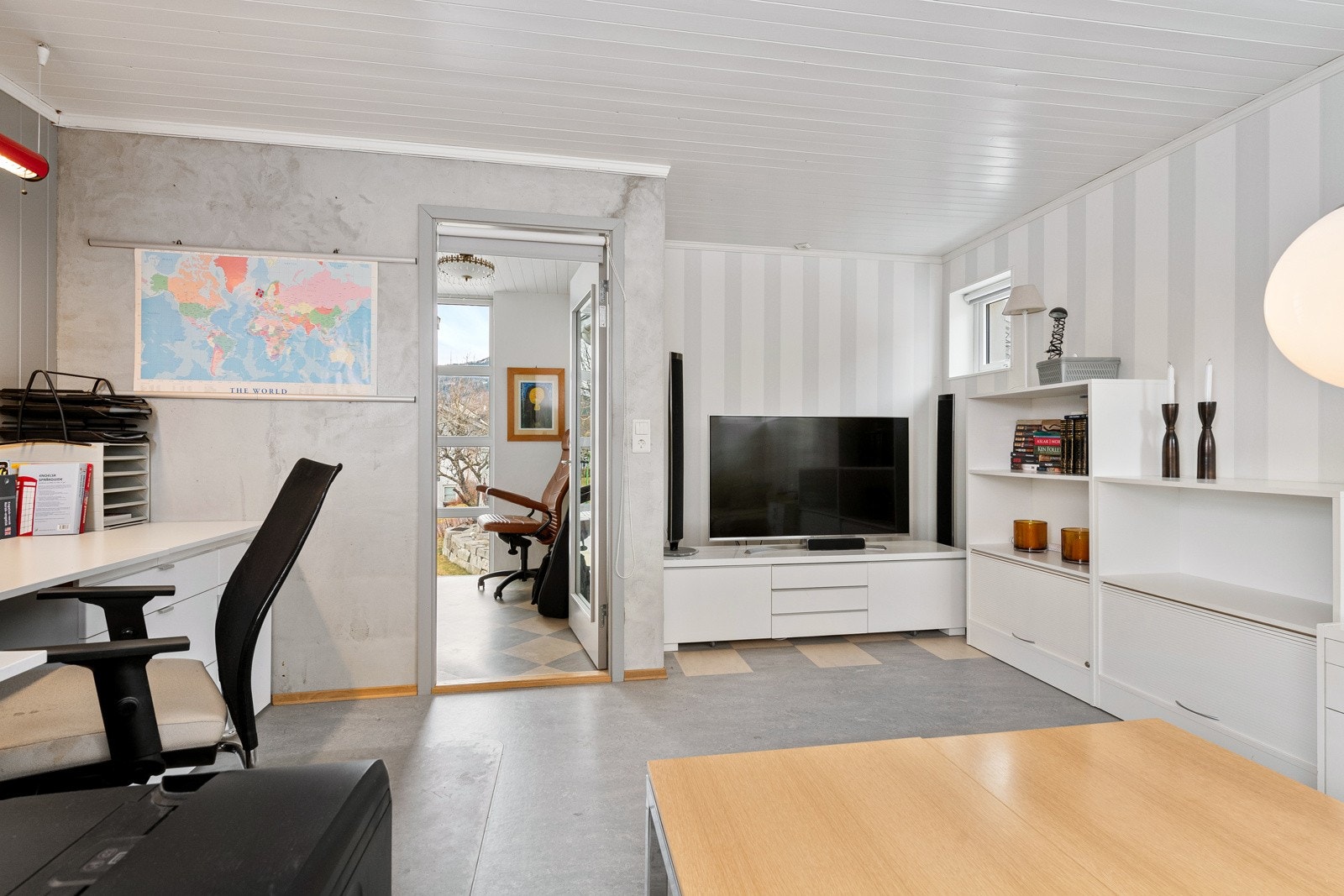 Fra dette rommet er det også utgang til en koselig balkong. Galleribilde