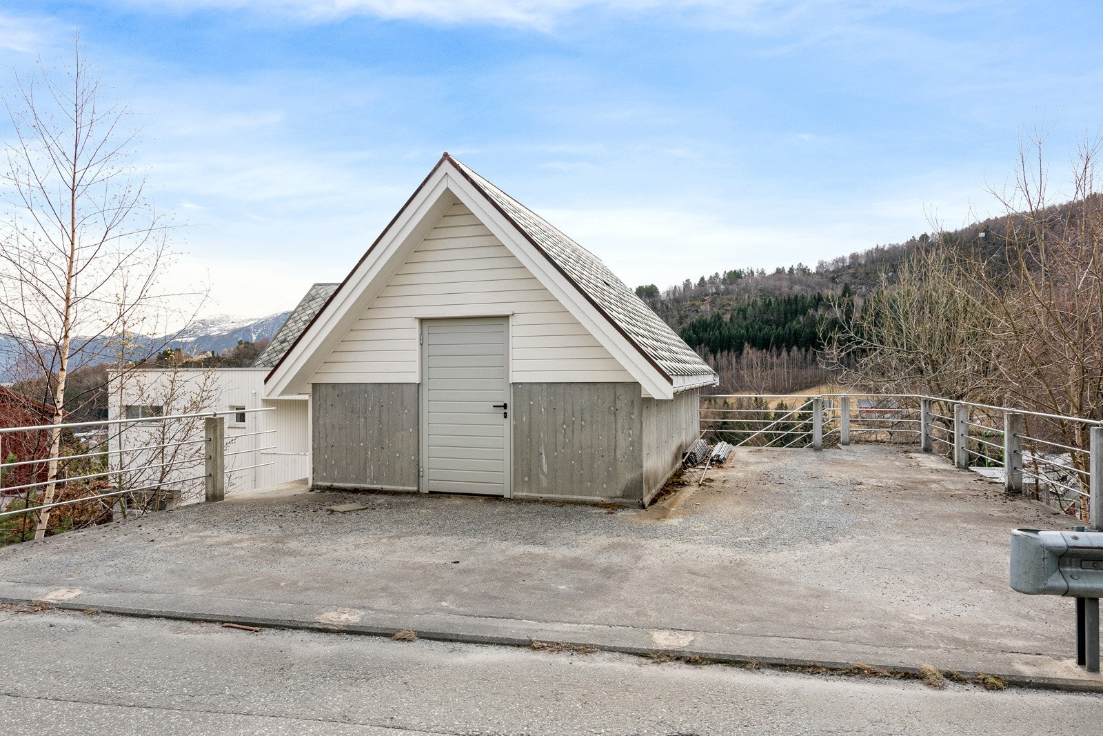Flott grarasje med skifer på tak (garasjen mangler ferdigattest). Galleribilde