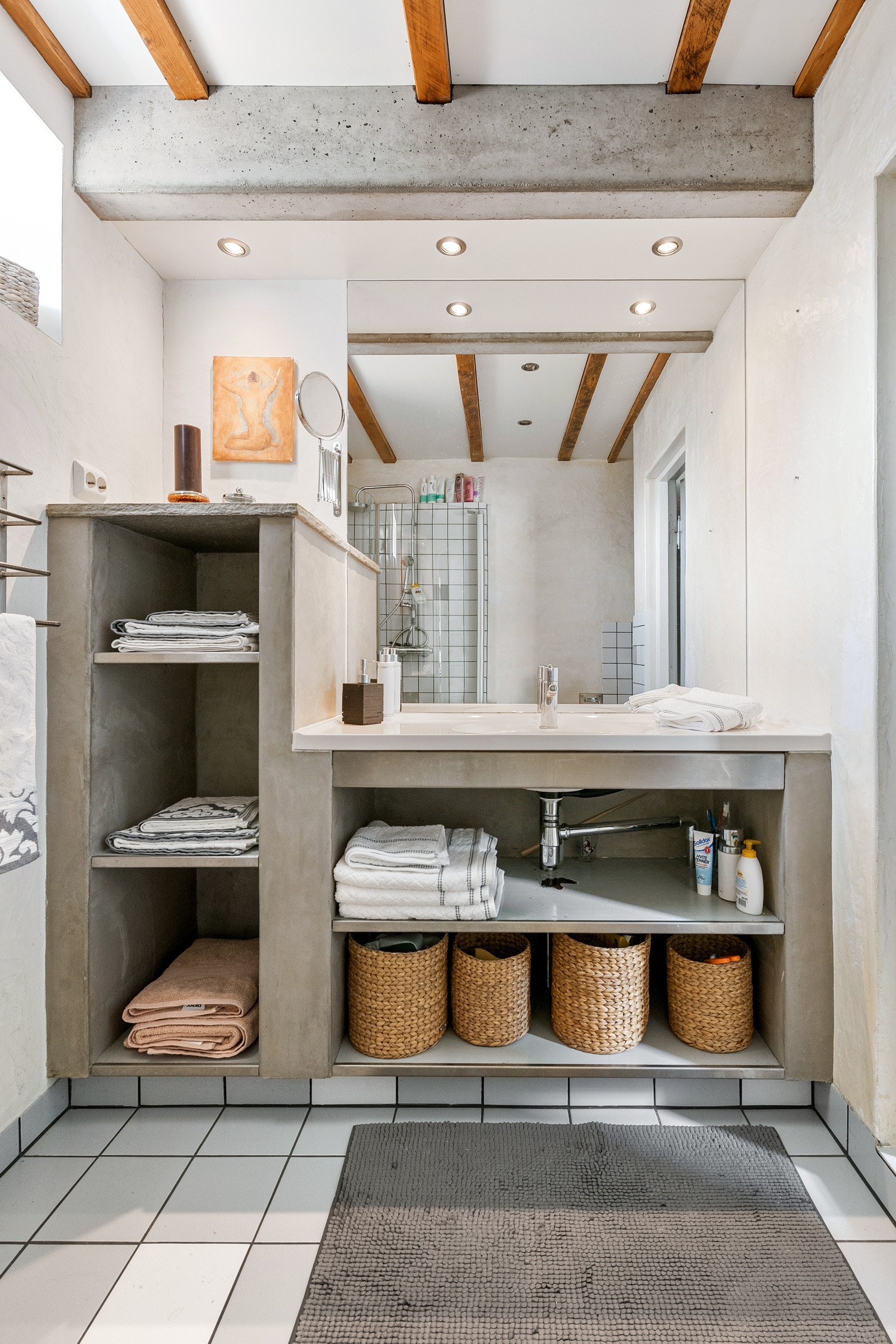 Benken er støpt med en vask og praktiske hyller. Galleribilde