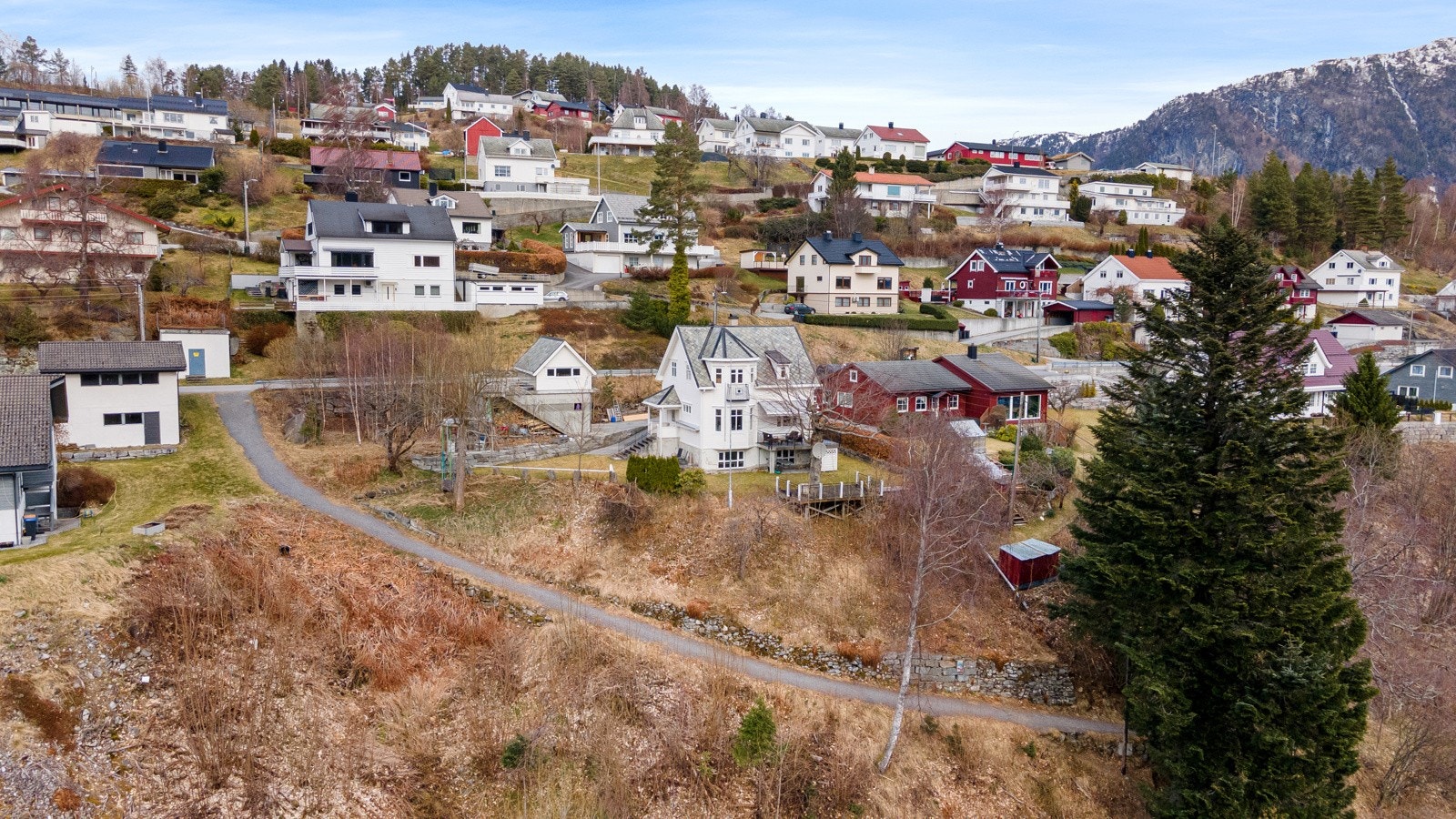 Tomten består av to teiger, en på hver side av brauta ned til Ringstad Skule. Galleribilde
