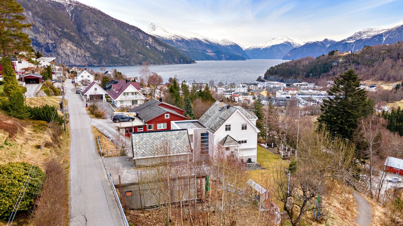 Eiendommen har en sentral og fin beliggenhet med kort vei til Stranda sentrum. Galleribilde