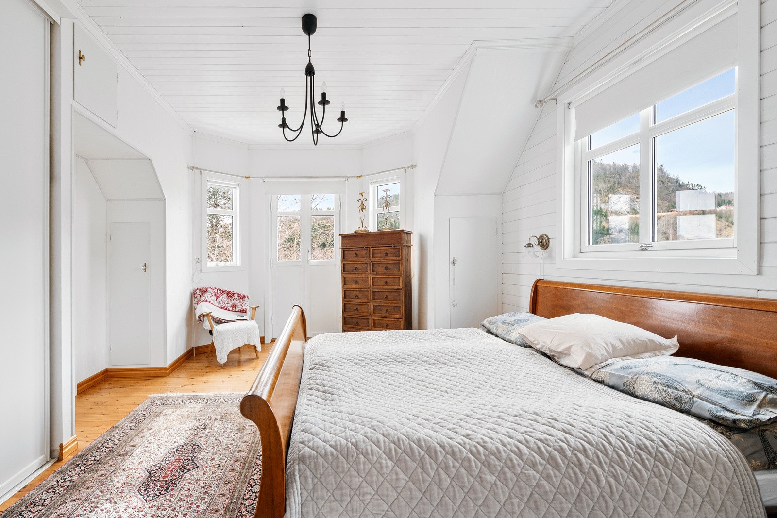 Hovedsoverommet har et flott karnapp. Det er direkte tilkomst til badet. Galleribilde