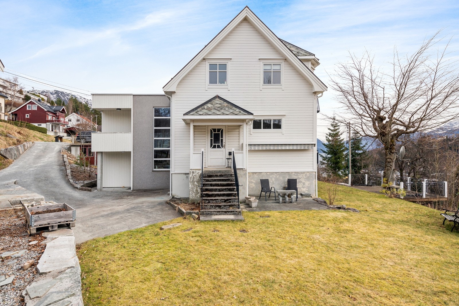 Tomten er relativt flat rundt selve huset. Galleribilde