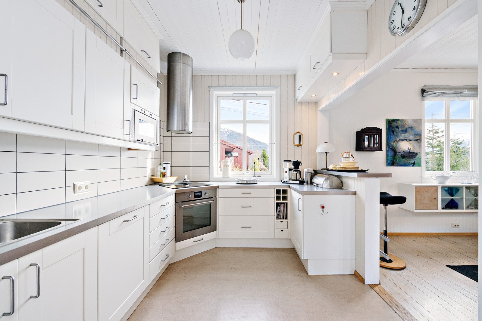 Platetoppen, komfyren, microen og oppvaskmaskinen er integrert. Galleribilde