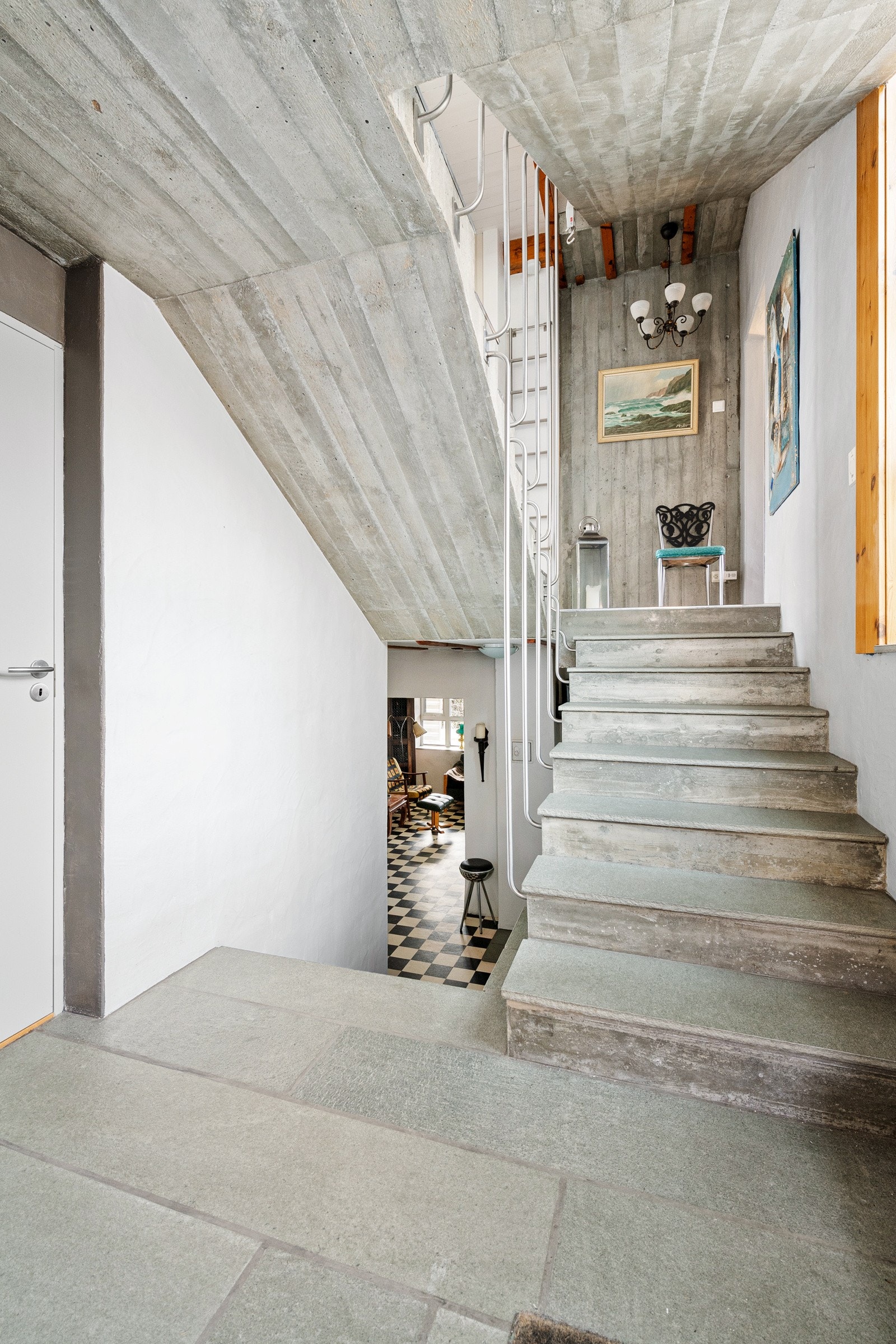 Velkommen inn det nye inngangspartiet i den påbygde delen. Legg merke til den støpte betongtrappen som gir huset et røfft preg. Galleribilde