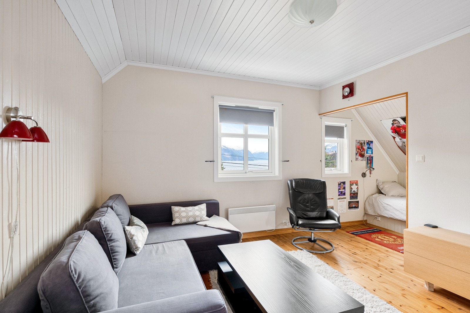 Det andre soverommet har en sengeplass under skråtaket og plass til sofa eller lignende. Galleribilde