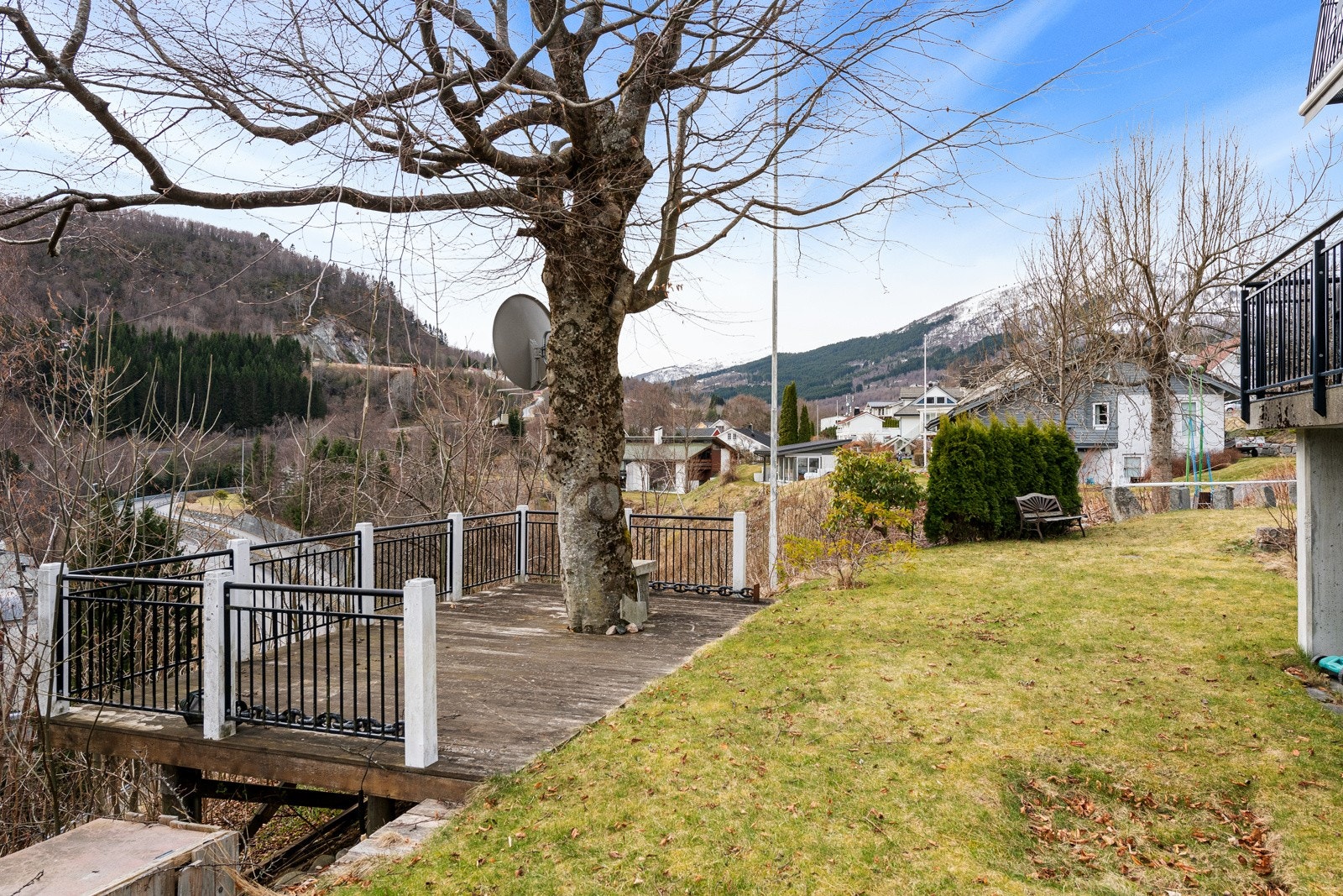 Legg merke til den flotte treterrassen som er bygget rundt det store tuntreet. Galleribilde
