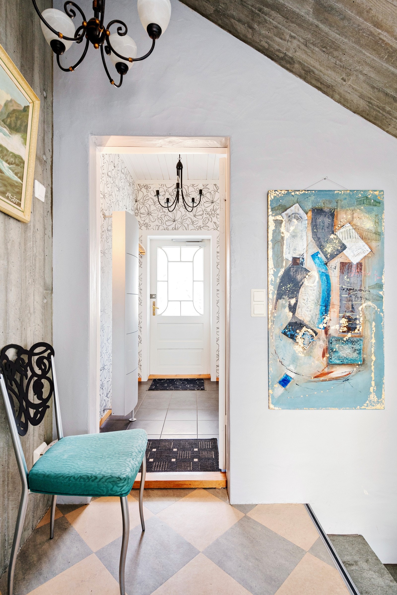 I trappegangen er det høyt under taket og adkomst videre inn til kjøkkenet. Galleribilde