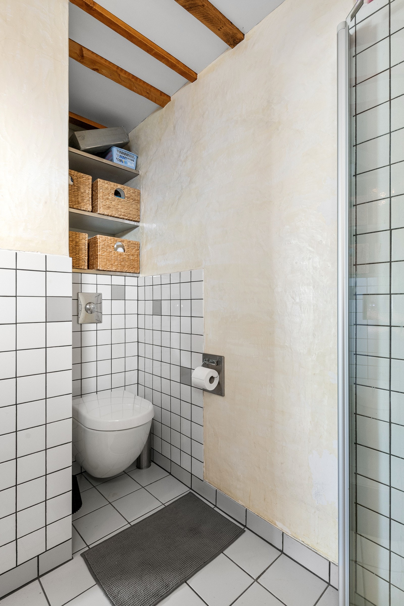 Vegghengt toalett og smart oppbevaringsløsning over. Galleribilde