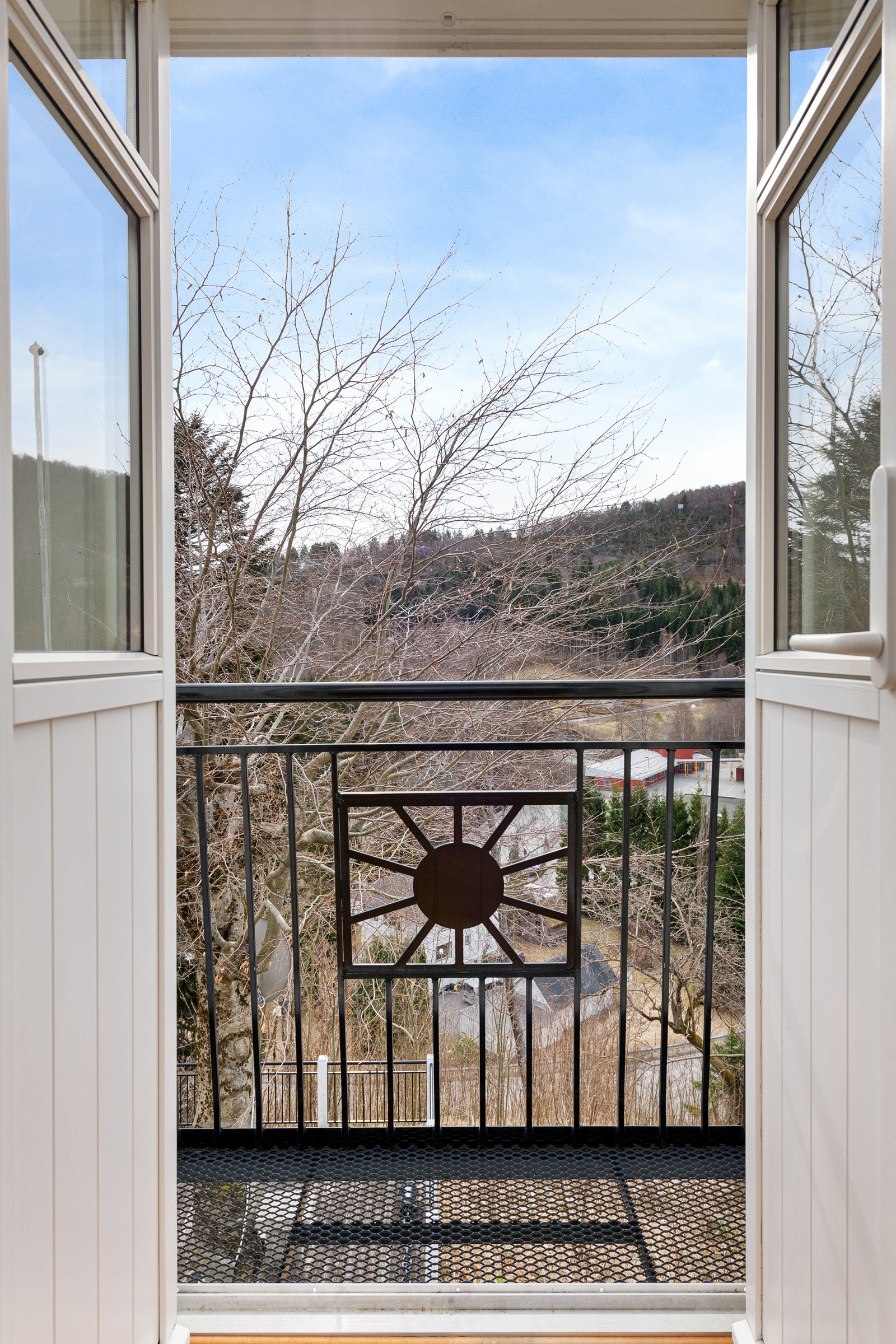 På balkongen er det flott smijernsrekkverk - noe som passer huset svært godt. Galleribilde