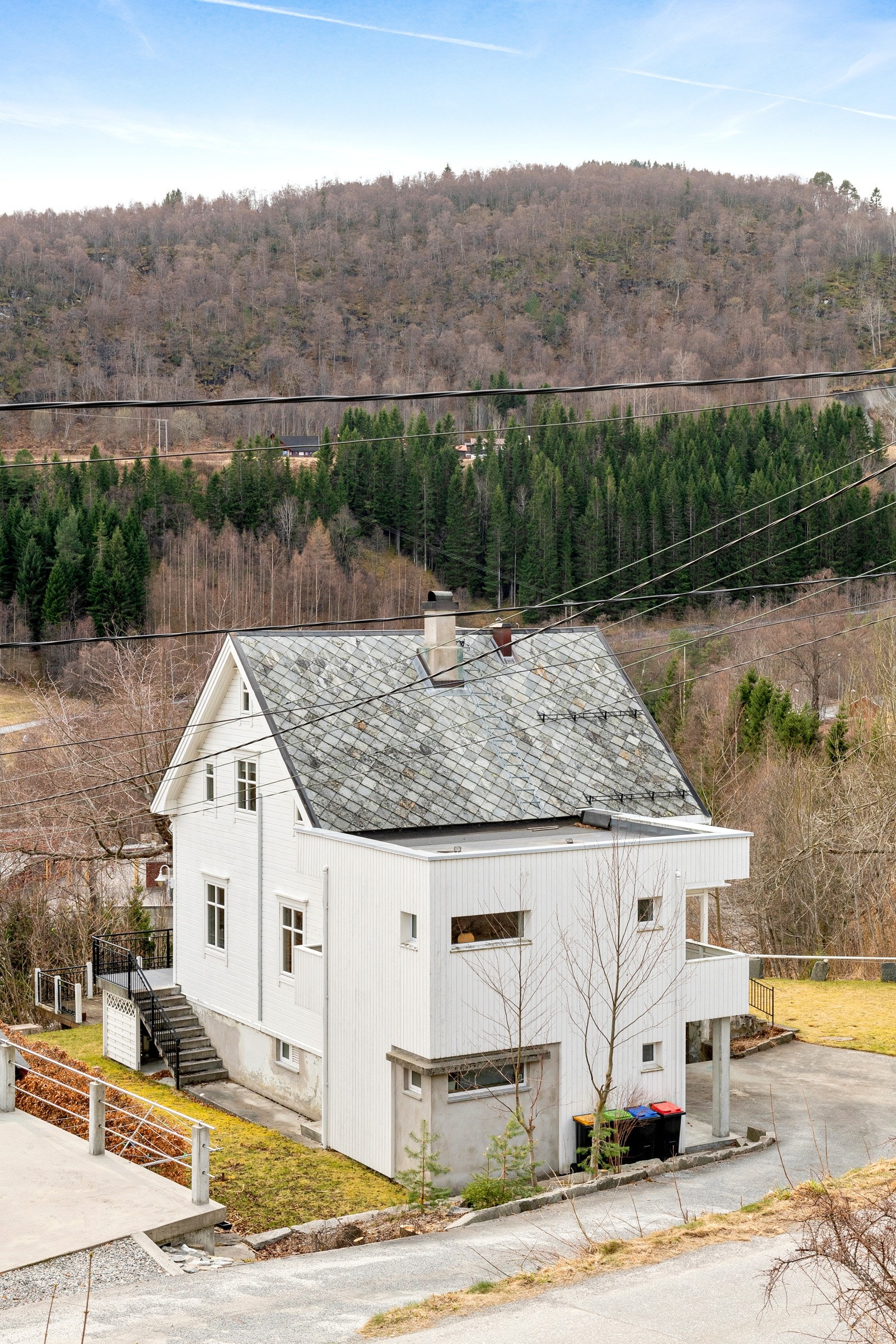 Huset er i senere tid bygget på i funkisstil bakover. Galleribilde