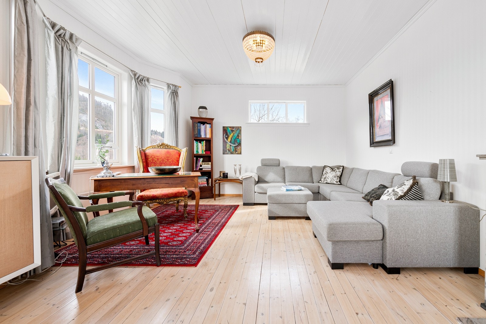 Stuen er lys med store vindusflater som gir rikelig med naturlig lys. Her er god plass til møblering. Galleribilde