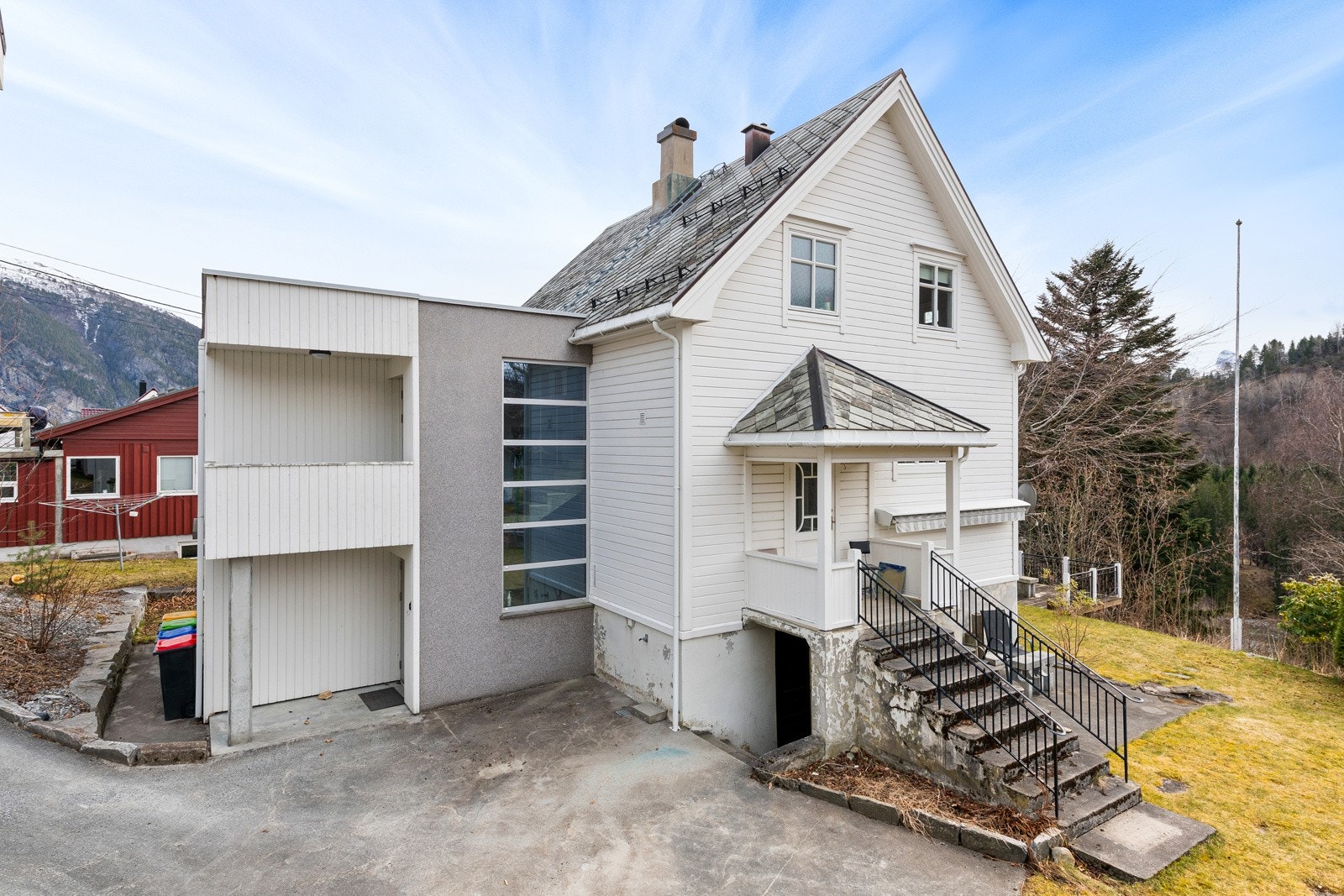 Det er nytt inngangsparti i den nye delen, og gammelt inngangsparti med flott trapp opp til den gamle delen. Galleribilde