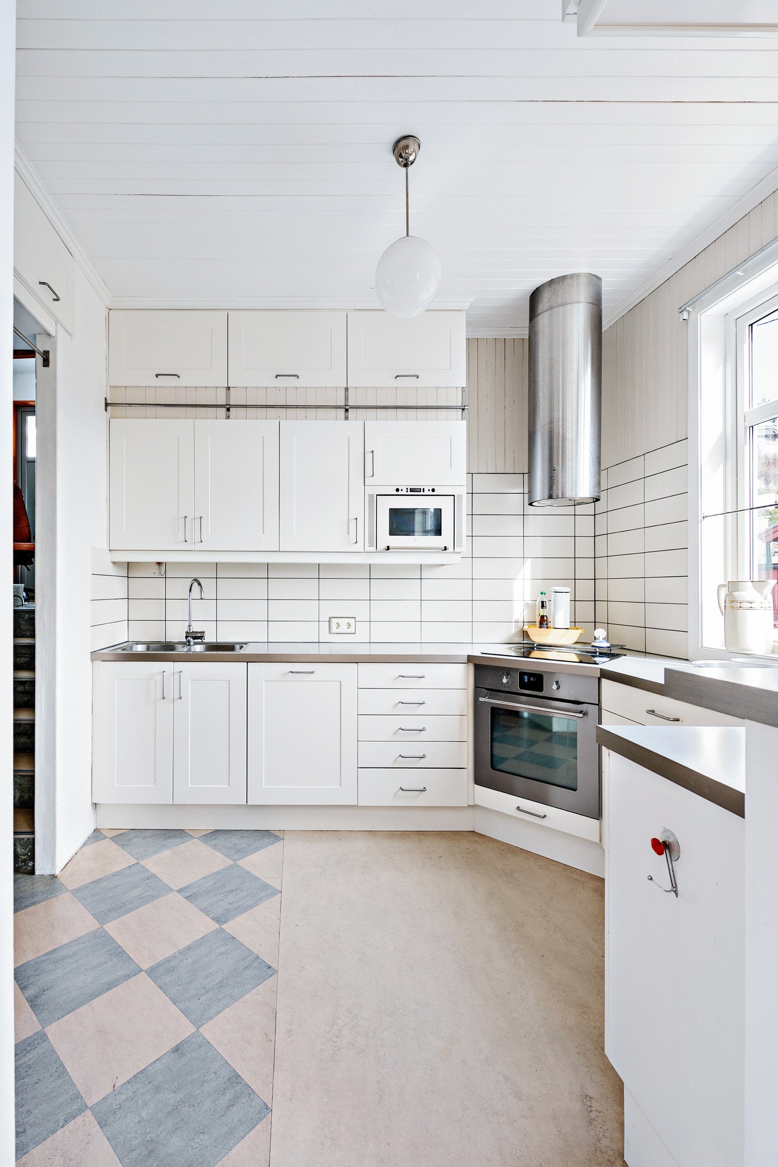 Innredningen har profilerte fronter og en laminert benkeplate med overlimt vask. Galleribilde