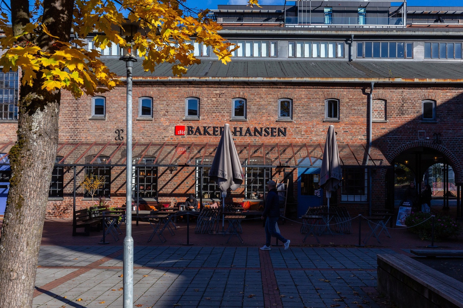 Nærområdet - Kort vei til koselige fyrstikktorget med en rekke servicetilbud. Det er også kort vei til T-banestasjonen på Helsfyr (knutepunkt) og Økern. Galleribilde