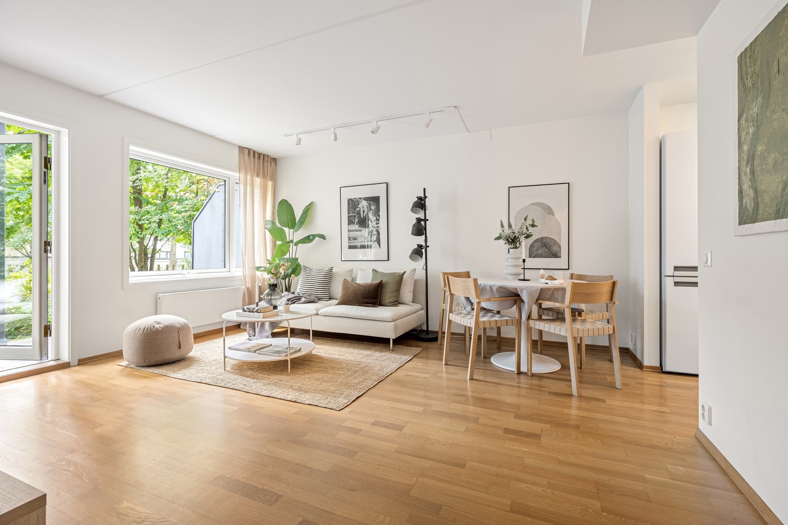 Stuen har gode vindusflater, utgang til den deilige terrassen og grønt utsyn om sommeren. Galleribilde