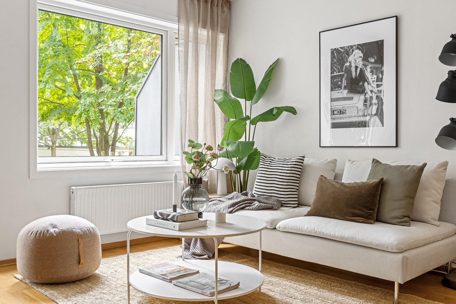 Stuen har gode vindusflater og utsyn til felles grøntareal utenfor terrassen. Galleribilde