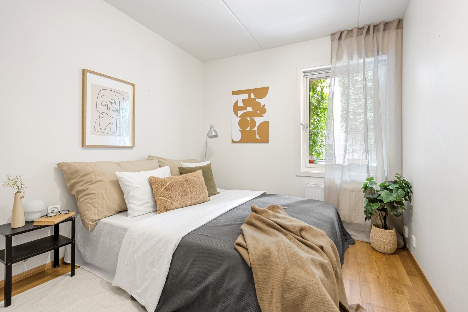 Soverommet har en romslig og praktisk størrelse som gir plass til dobbeltseng og nattbord. Galleribilde