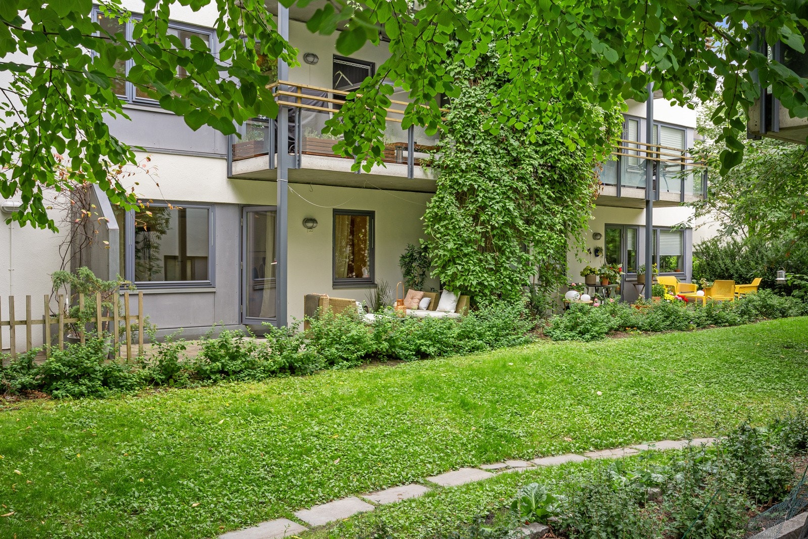 I tillegg til den private, skjermede markterrassen, byr sameiet på en felles takterrasse med flott utsikt over byen. Galleribilde