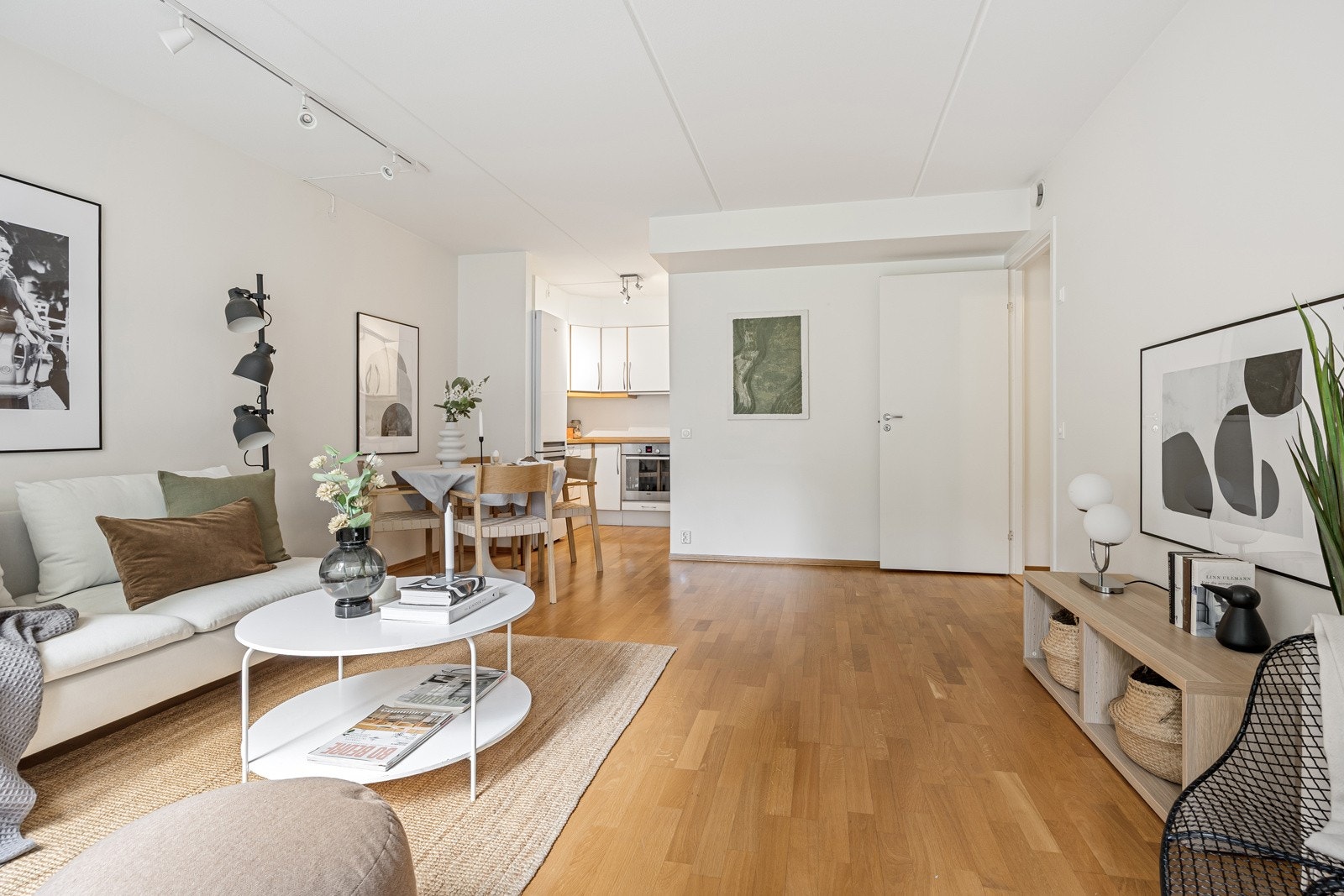 Kjøkkenet ligger i åpen løsning til stuen, i en godt tilbaketrukket sone. Galleribilde