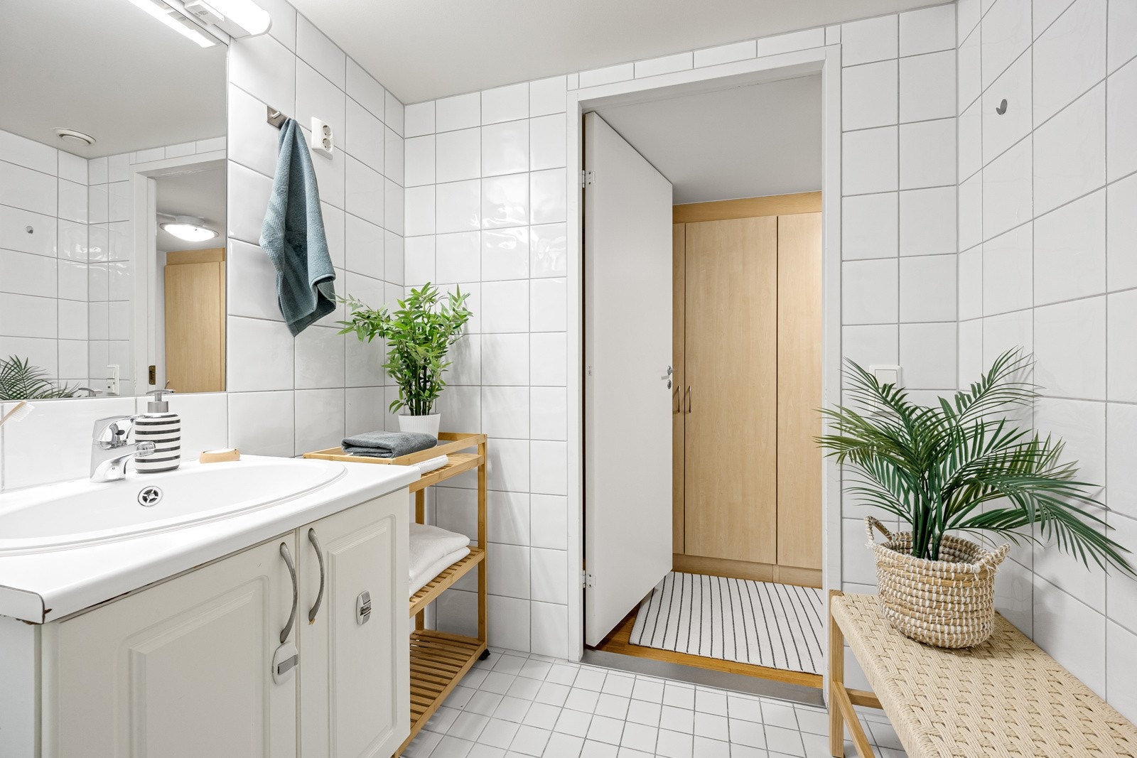 Badet er helfliset, med varmekabler i gulvet og opplegg for vaskemaskin Galleribilde