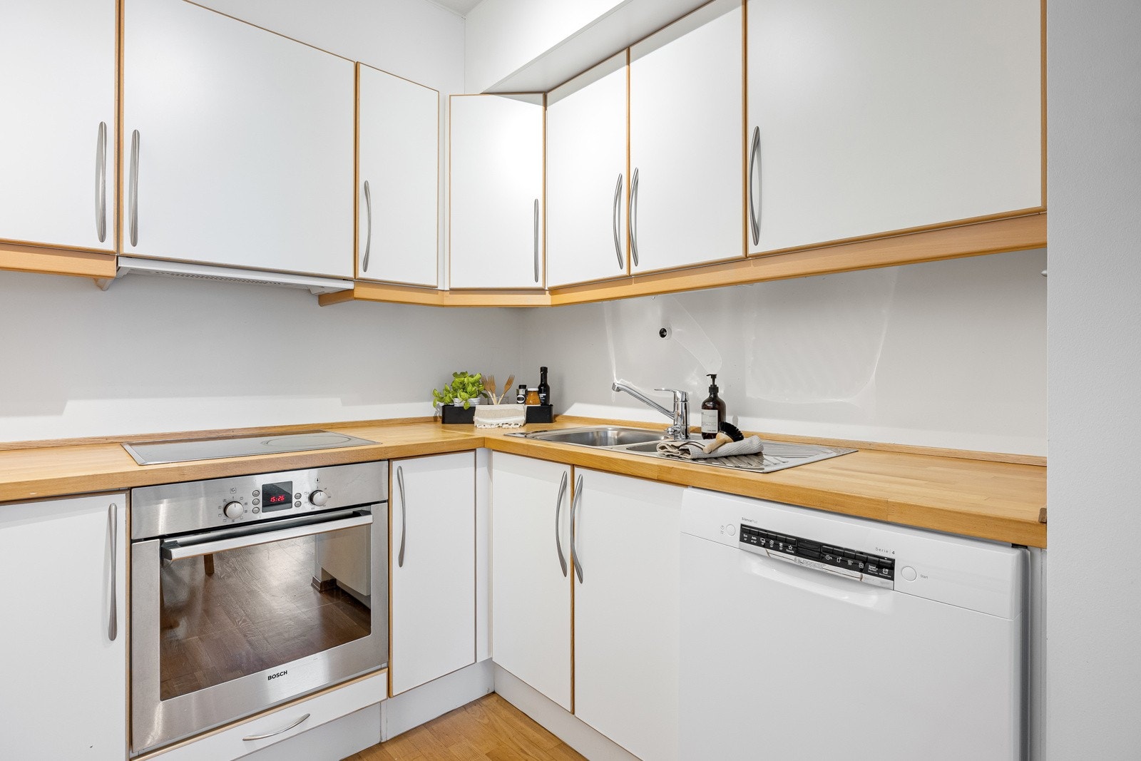 Kjøkkenet har belysning over benken og ventilator over kokesonen. Galleribilde