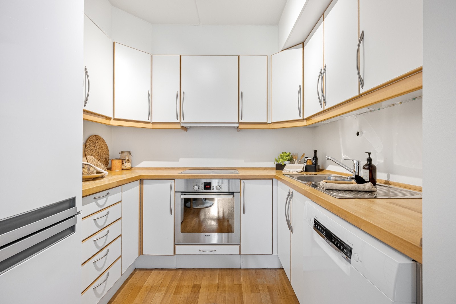 Kjøkkenet har integrert stekeovn, platetopp og ventilator, samt opplegg for oppvaskmaskin i benken. Galleribilde