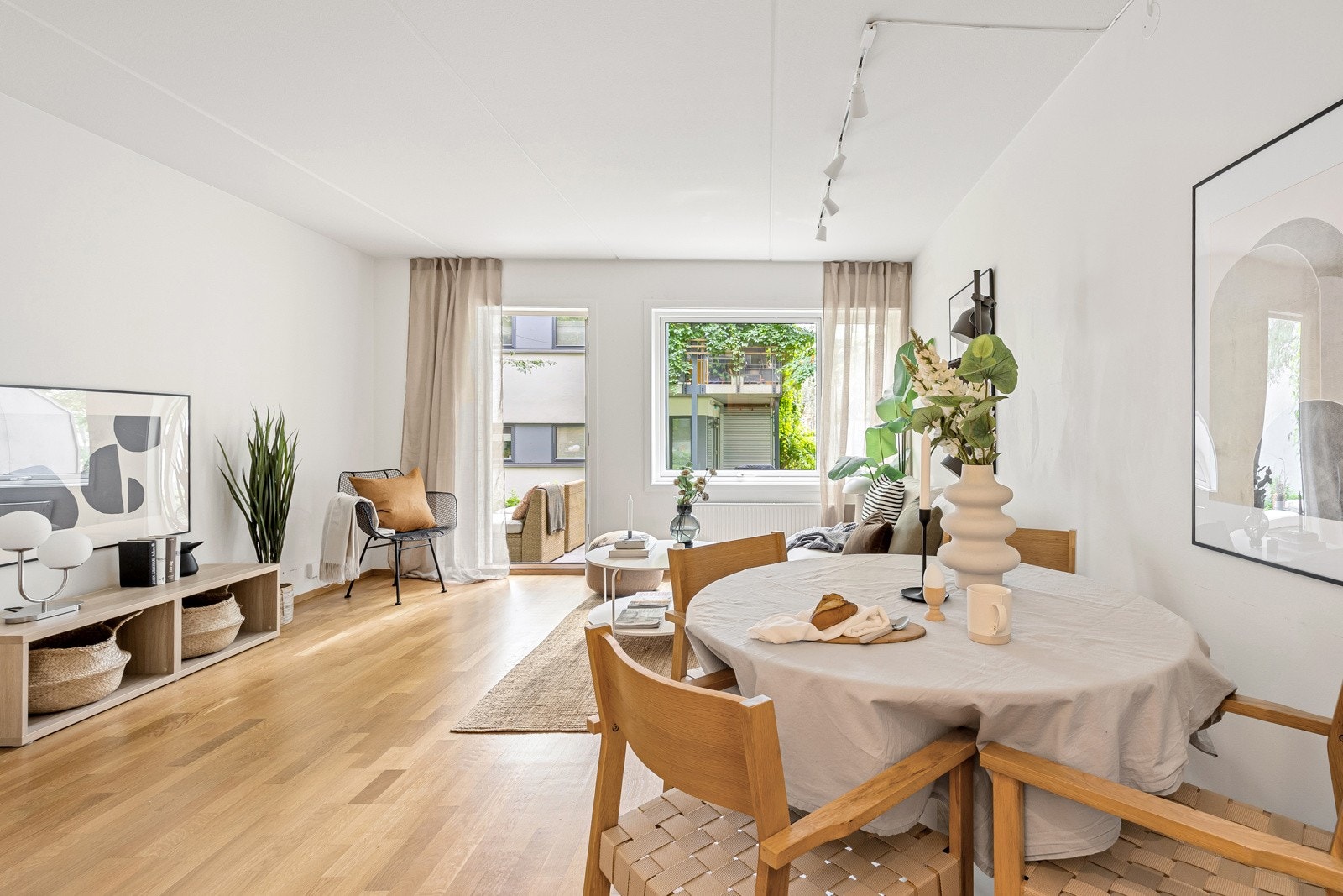 Stuen er lys og romslig med god plass til både tv-lounge og spisebord. Galleribilde