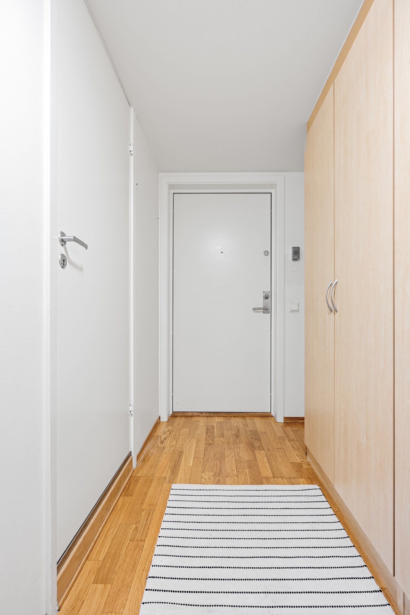 Det er godt med skaplassi entreen. Galleribilde