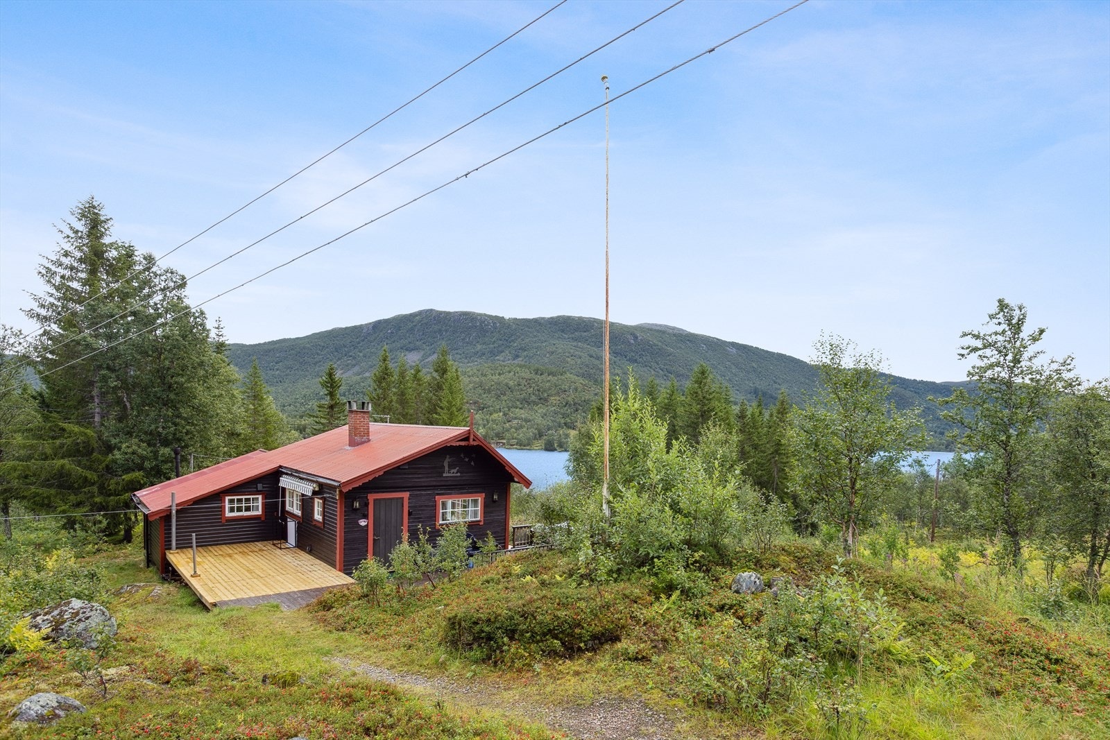 Her får man fin utsikt i retning Storvannet, samt umiddelbar nærhet til fine turområder både sommer og vinter. Området har flere fiskevann, skiløyper og muligheter for bærplukking. Galleribilde
