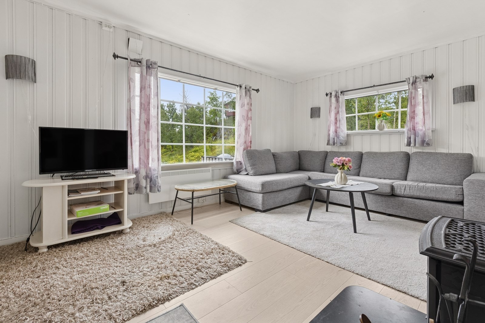 De rause vindusflatene bidrar til rikelig med naturlig lysinnslipp. Galleribilde