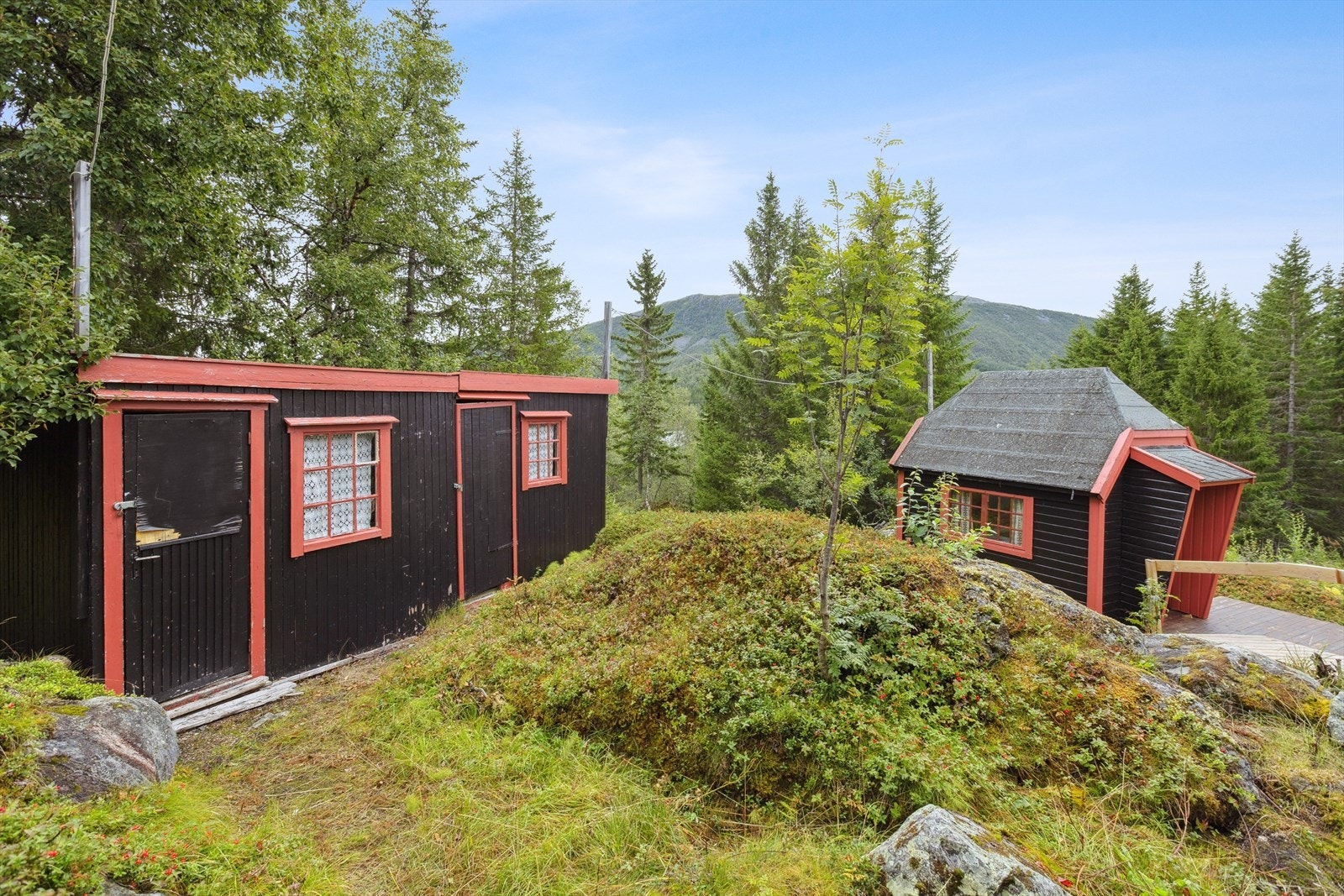 På eiendommen er det i tillegg en utebod og et anneks for praktisk oppbevaringsplass. Galleribilde