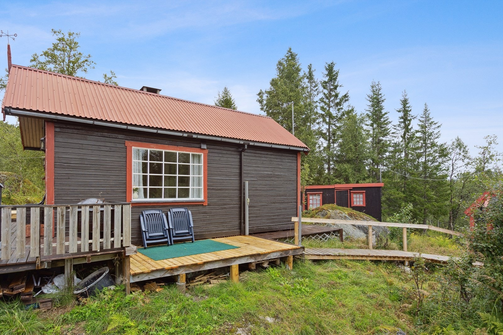 Romslig veranda rundt hytten sørger for god utnyttelse av solforholdene. Galleribilde