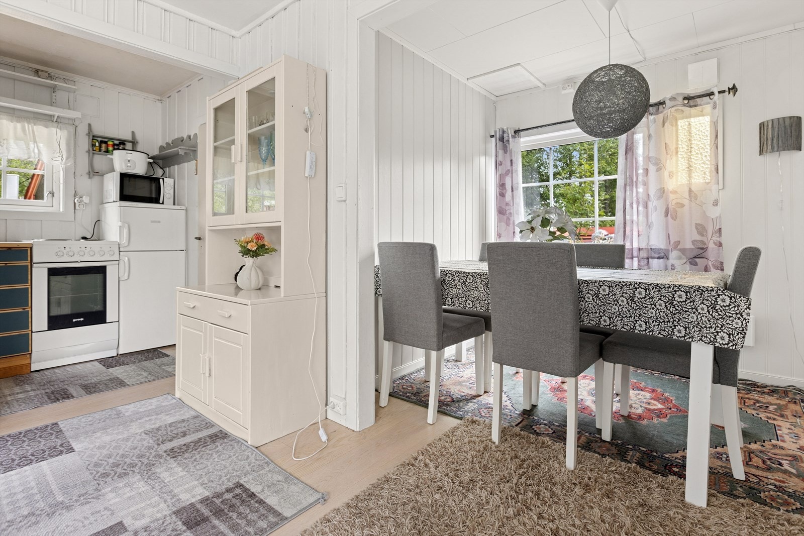 I tilknytning til stue og kjøkkenet er det god plass til spisebord og stoler. Galleribilde