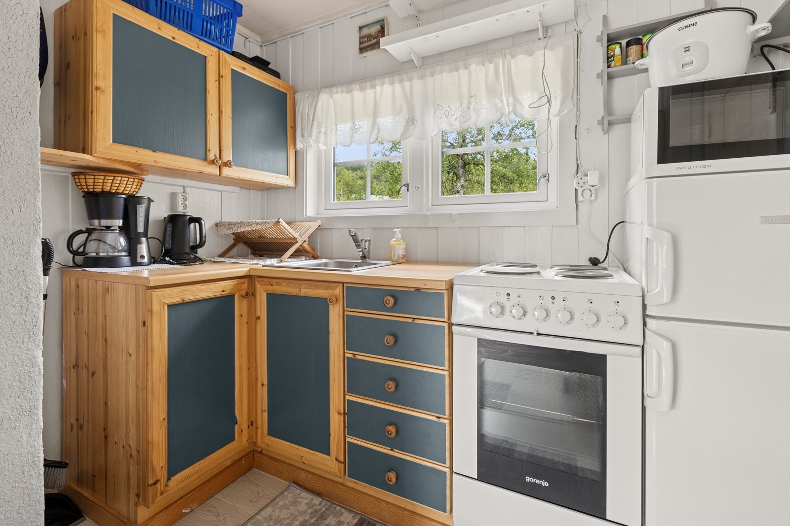 Kjøkkenet ligger praktisk til og delvis adskilt fra stue. Galleribilde