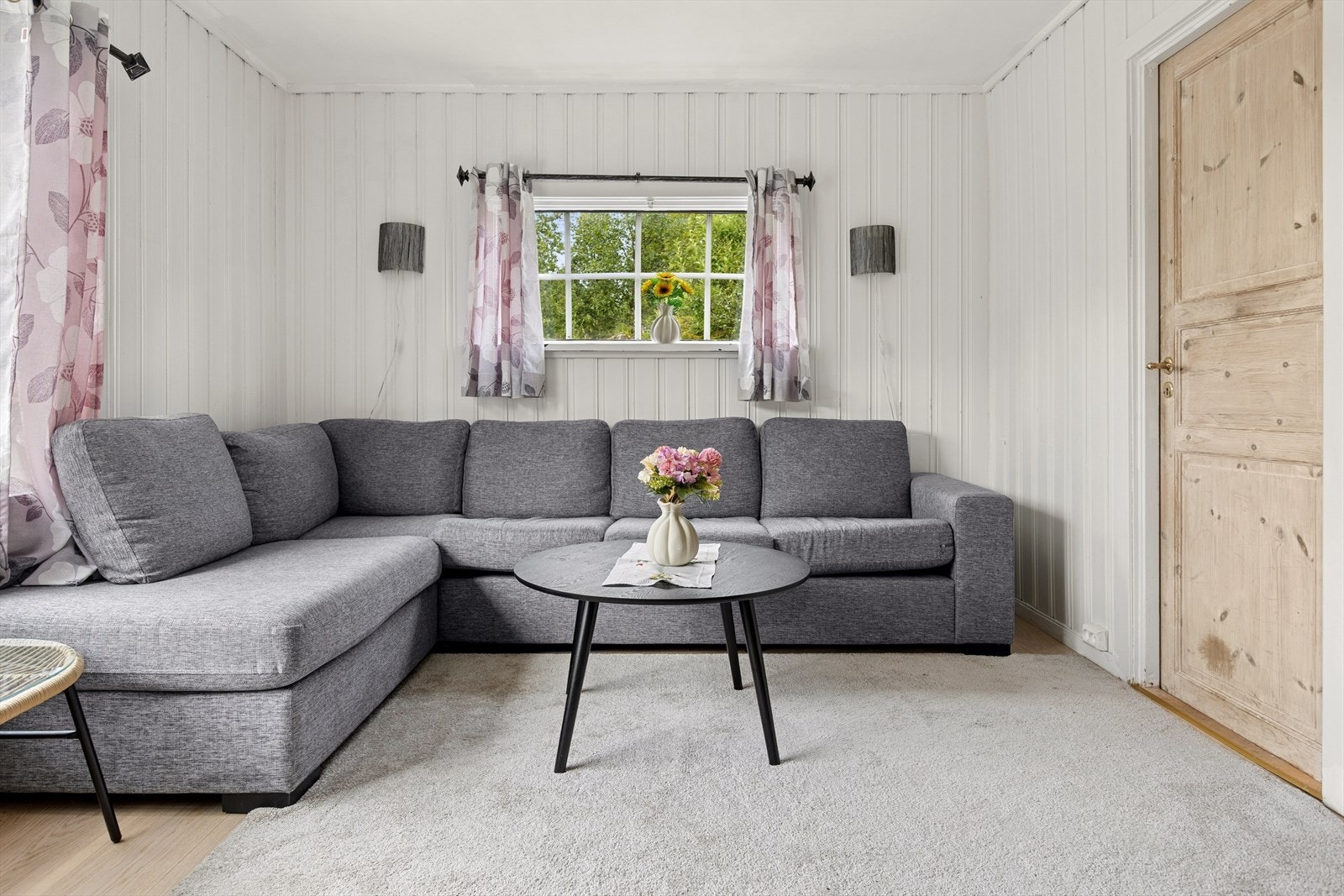 Stuen byr på praktiske og naturlige møbleringsmuligheter. Galleribilde