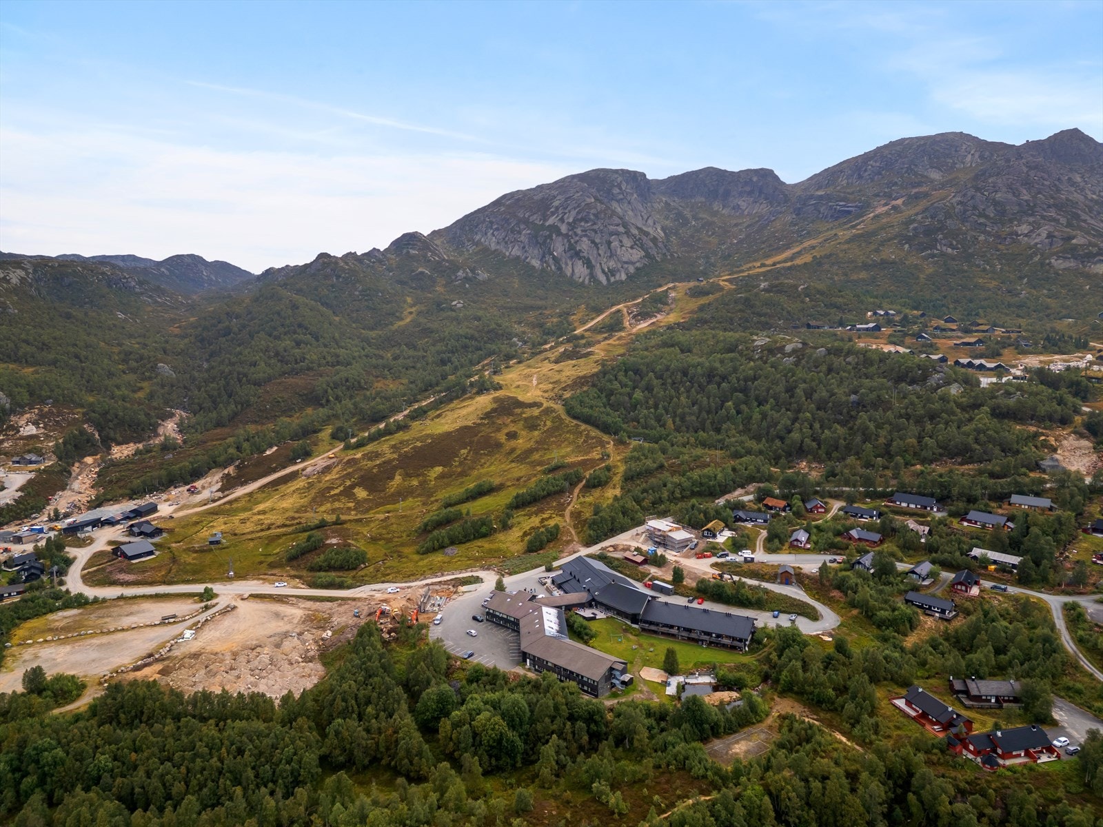 Perfekt beliggenhet for deg som ønsker et enkelt hytteliv med mange muligheter for ulike aktiviteter i umiddelbar nærhet. Galleribilde