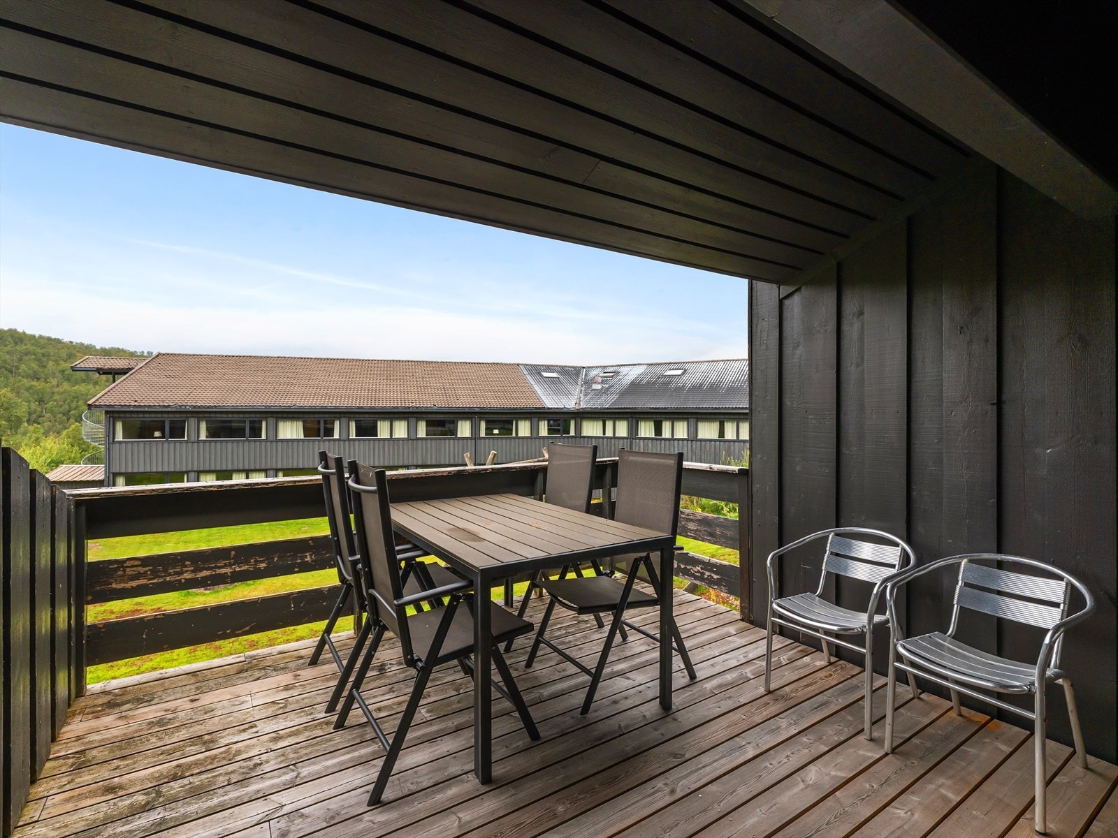 Stor og skjermet terrasse med gode solforhold og flott utsikt! Galleribilde