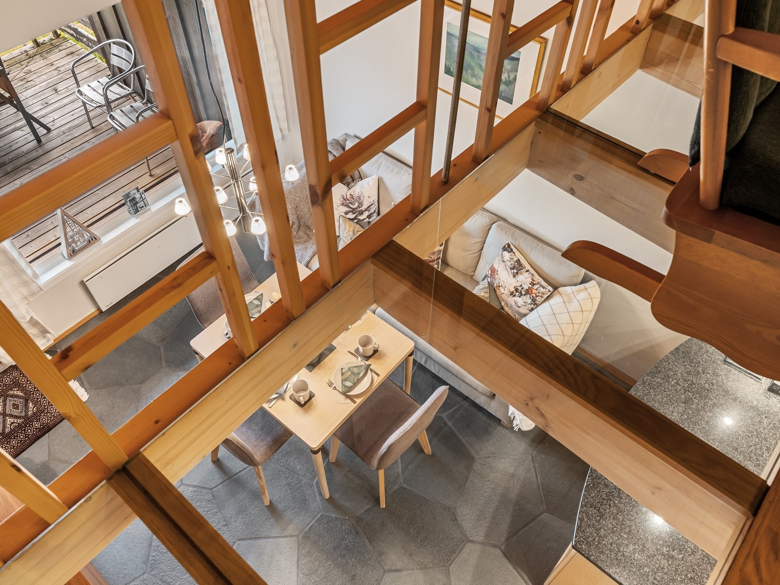 Deler av loftstua har glassgulv for å ivareta lyset, både opp og nede. Galleribilde