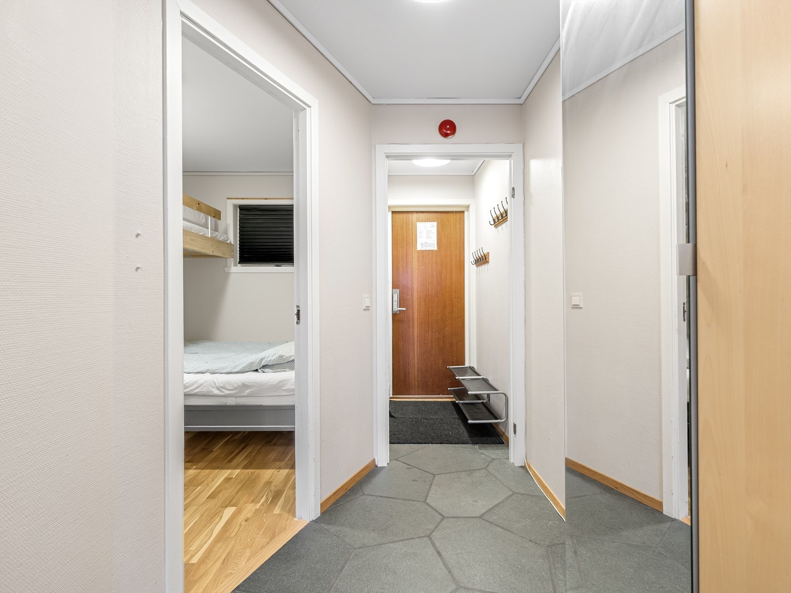 Entre/gang med plass til klær og sko. Skap med oppbevaringsplass. Galleribilde