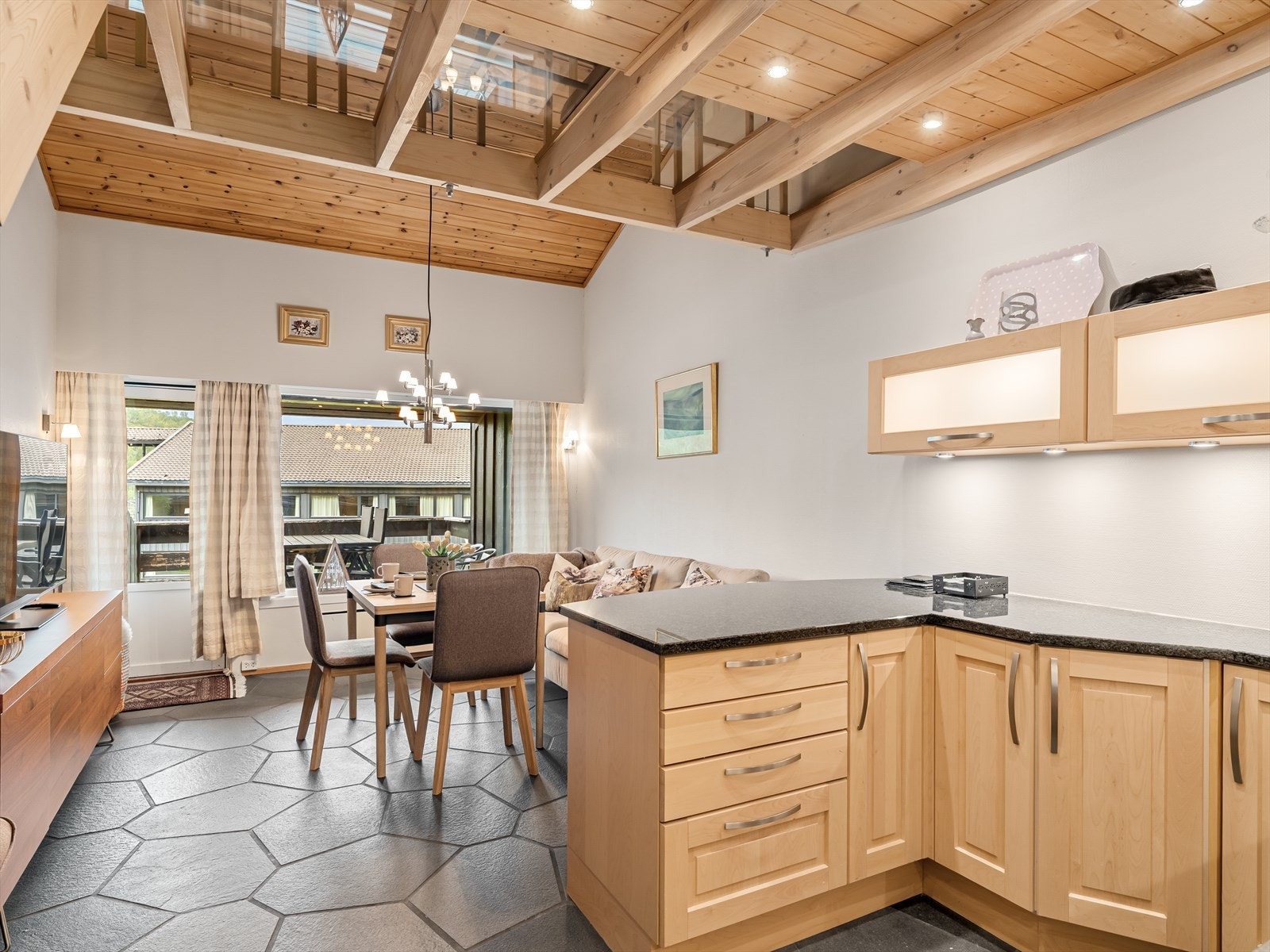 Utgang til solrik terrasse. Stort vindu slipper mye naturlig lys inn. Galleribilde