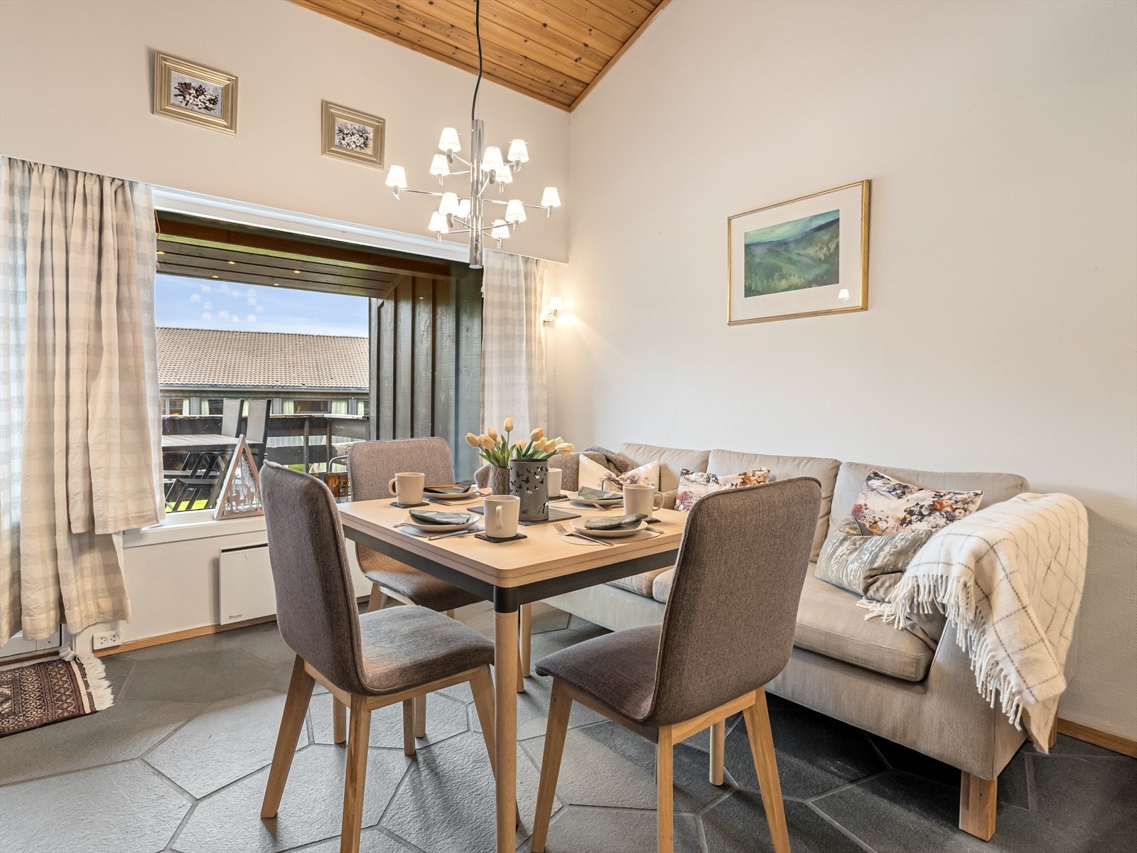 Smart løsning med spisesofa og spisebord kombinert. Galleribilde