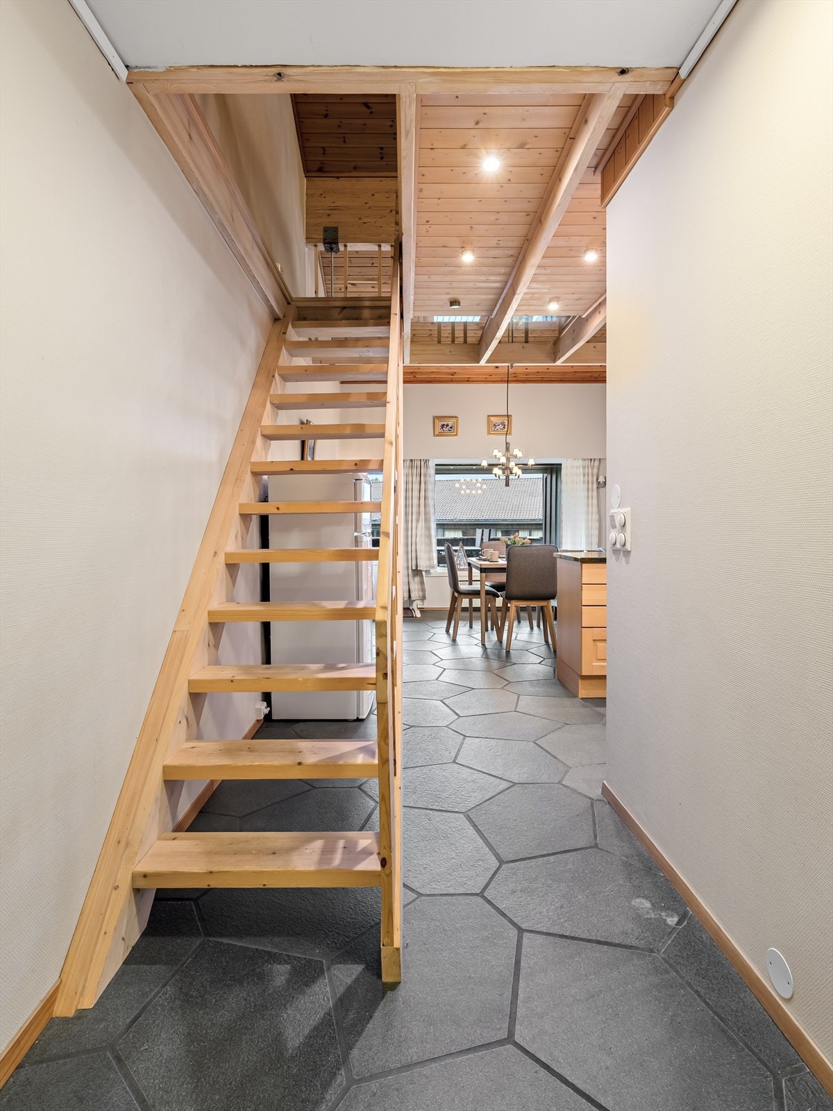 Fra gangen er det trapp opp til hems Galleribilde