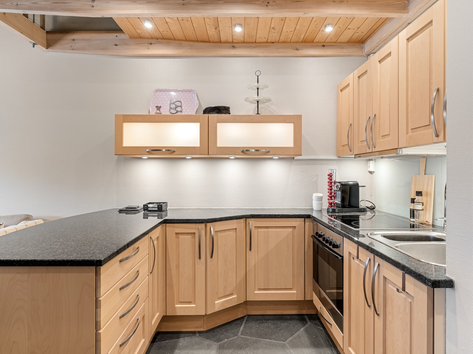 Flott kjøkken med god lagringsplass i skuffer og skap. Galleribilde