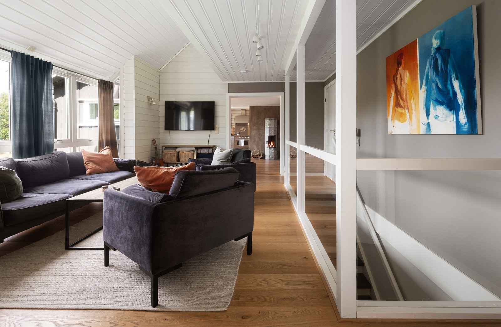 Lys og hyggelig stue med vedovn og gjennomsyn til kjøkken Galleribilde