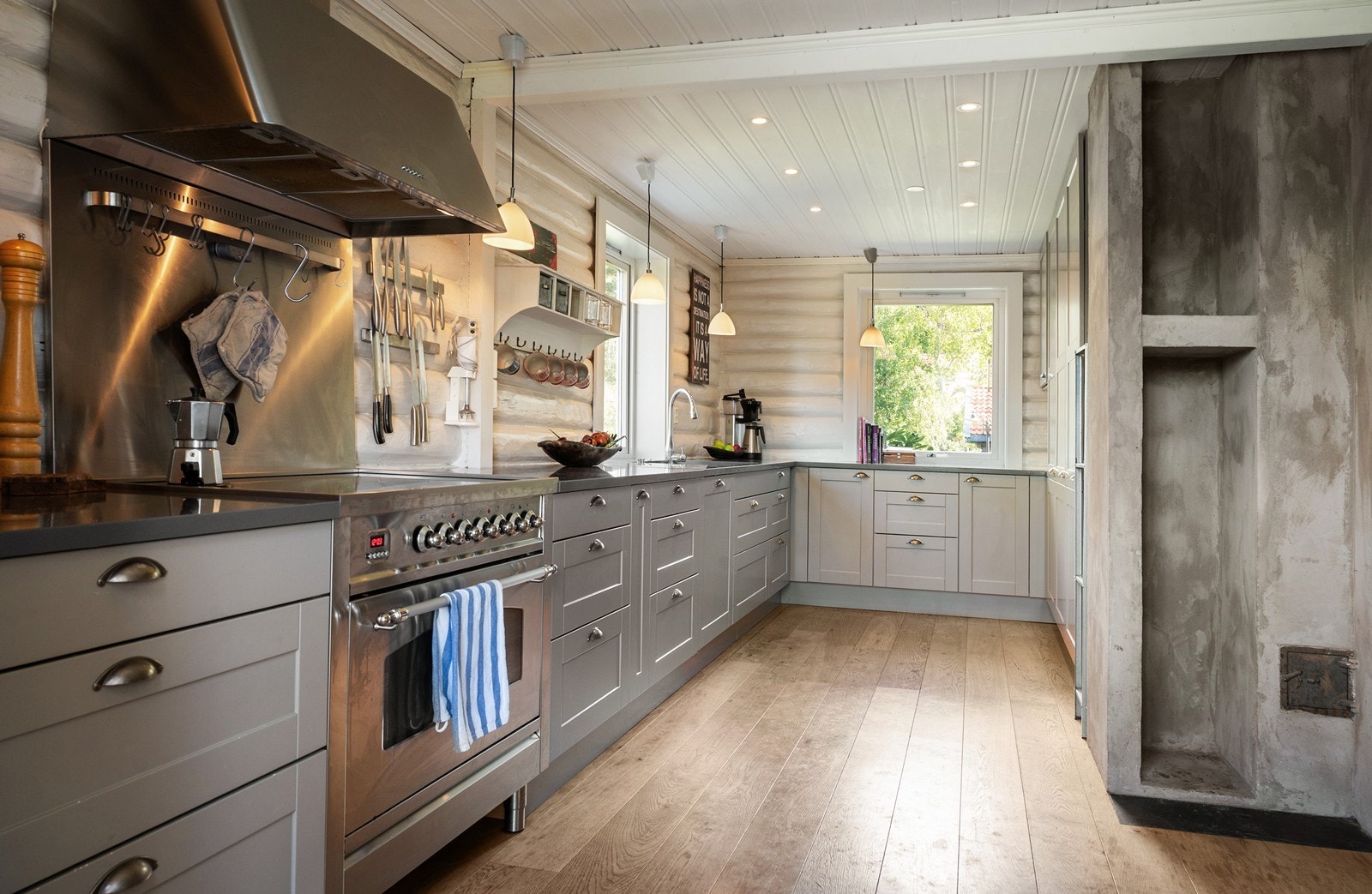 Flott kjøkken med god lagring- og benkeplass. Galleribilde