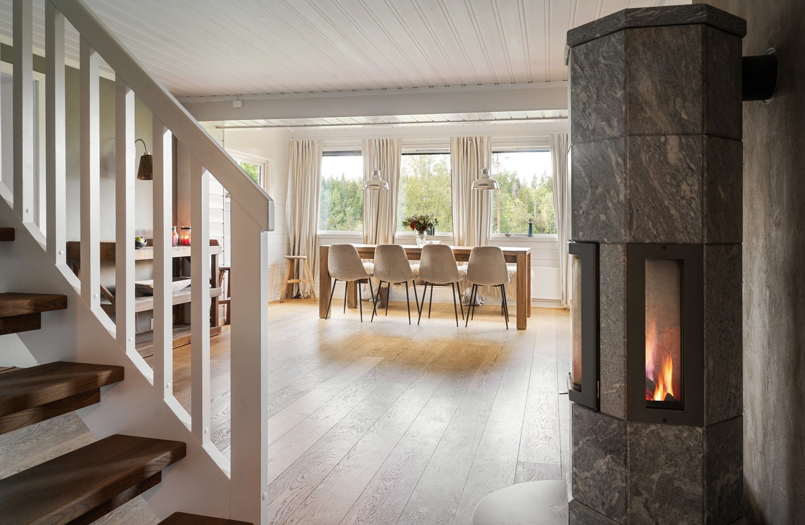 Kleberstensovn i spisestue, svært effektiv og gir god varme Galleribilde